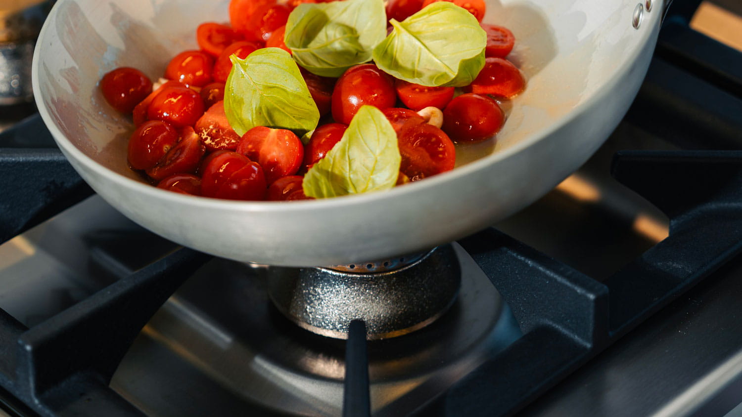 Industrial hob installation for professional kitchens